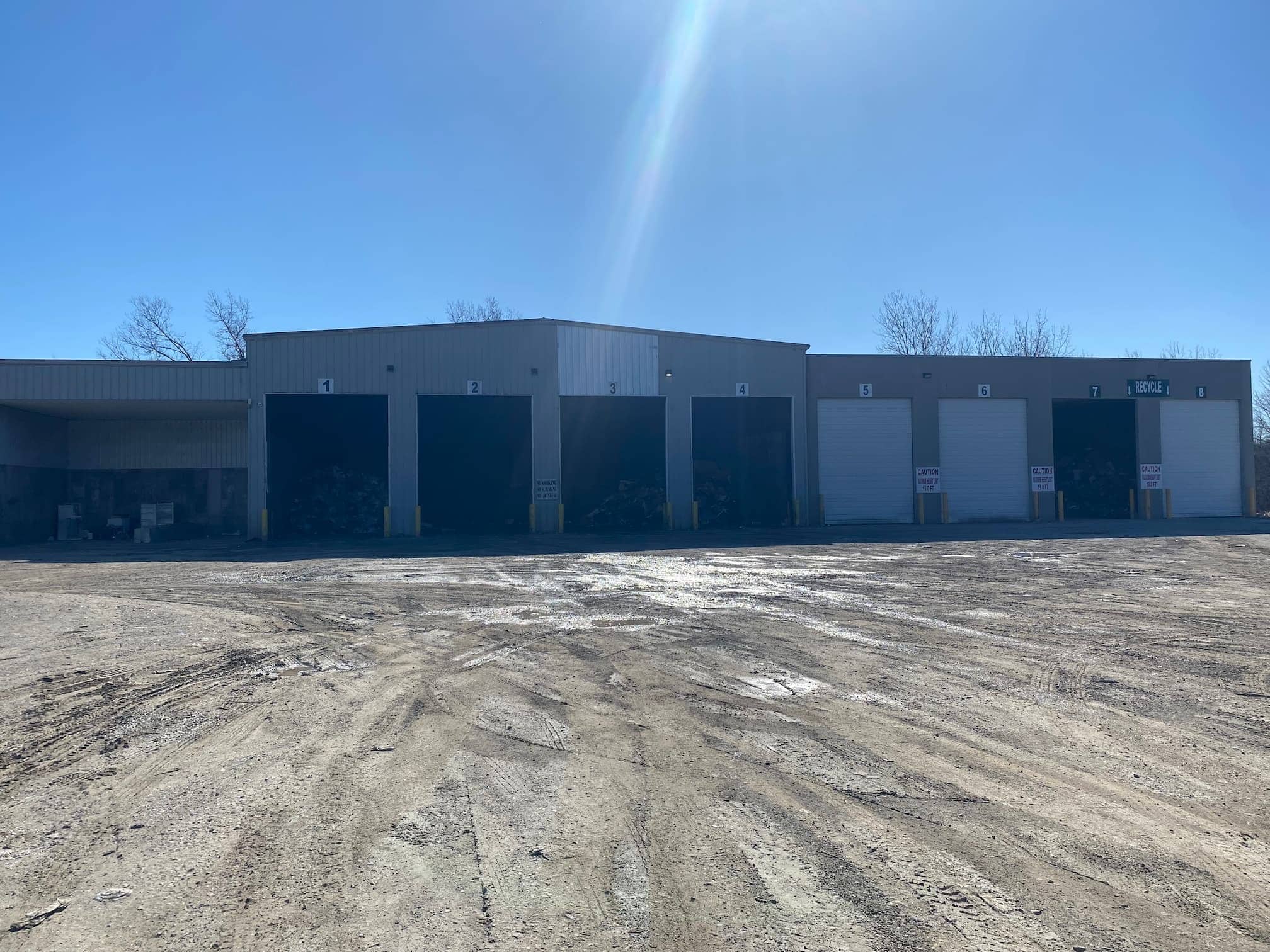 Transfer station with bays